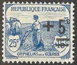  Orphelins de la guerre - Femme labourant 